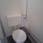 Kontener sanitarny toaletowy 20′ socjalny – toalety, pisuary, umywalki