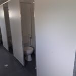 Kontener sanitarny toaletowy 20′ socjalny – toalety, pisuary, umywalki
