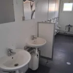 Kontener sanitarny toaletowy 20′ socjalny – toalety, pisuary, umywalki