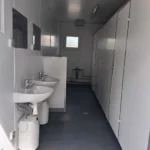 Kontener sanitarny toaletowy 20′ socjalny – toalety, pisuary, umywalki