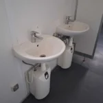Kontener sanitarny toaletowy 20′ socjalny – toalety, pisuary, umywalki