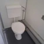 Kontener sanitarny toaletowy 20′ socjalny – toalety, pisuary, umywalki