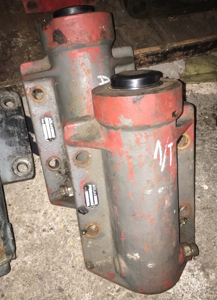 Stabilizatory z koparki ATLAS 1304 lub 1404