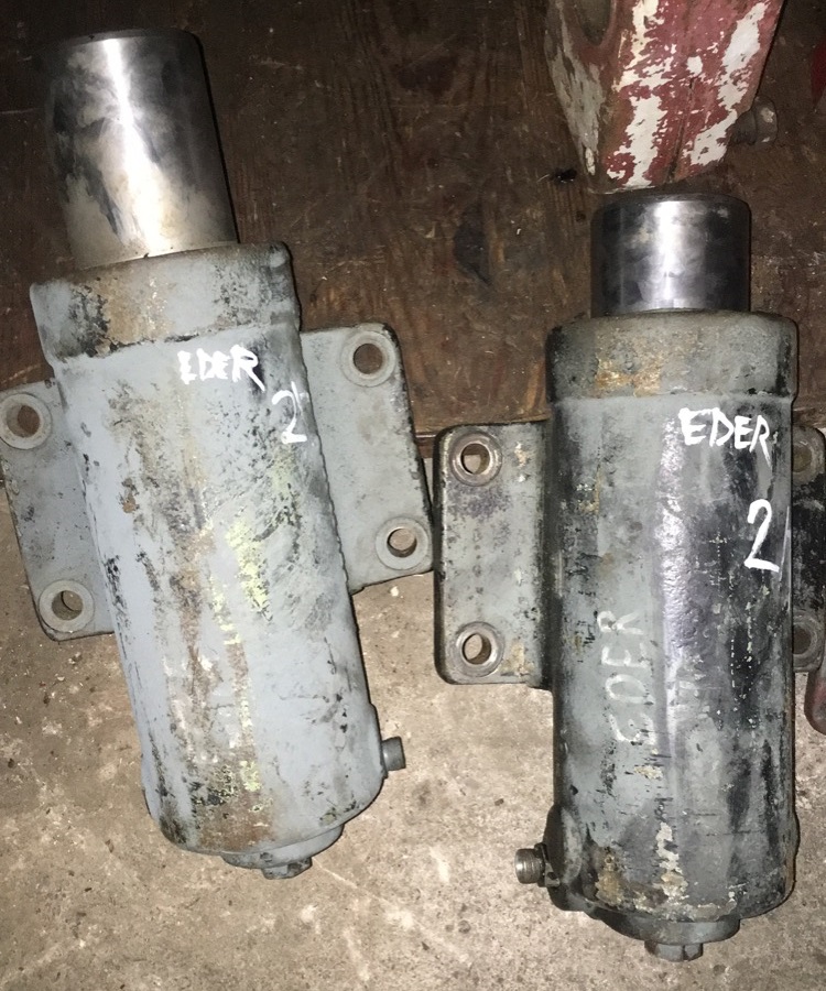 Stabilizatory z koparki EDER 805M