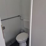Kontener sanitarny uniwersalny socjalny pracowniczy 20′ – toalety, pisuary, umywalki, prysznice