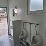 Kontener sanitarny uniwersalny socjalny pracowniczy 20′ – toalety, pisuary, umywalki, prysznice