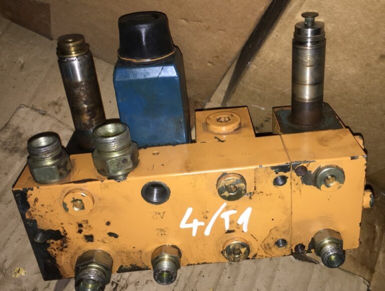 Rozdzielacz hydrauliczny ze sterowaniem -CASE 988 Aron brevini 4/2 NO AD3E15E 3 / M82101020A