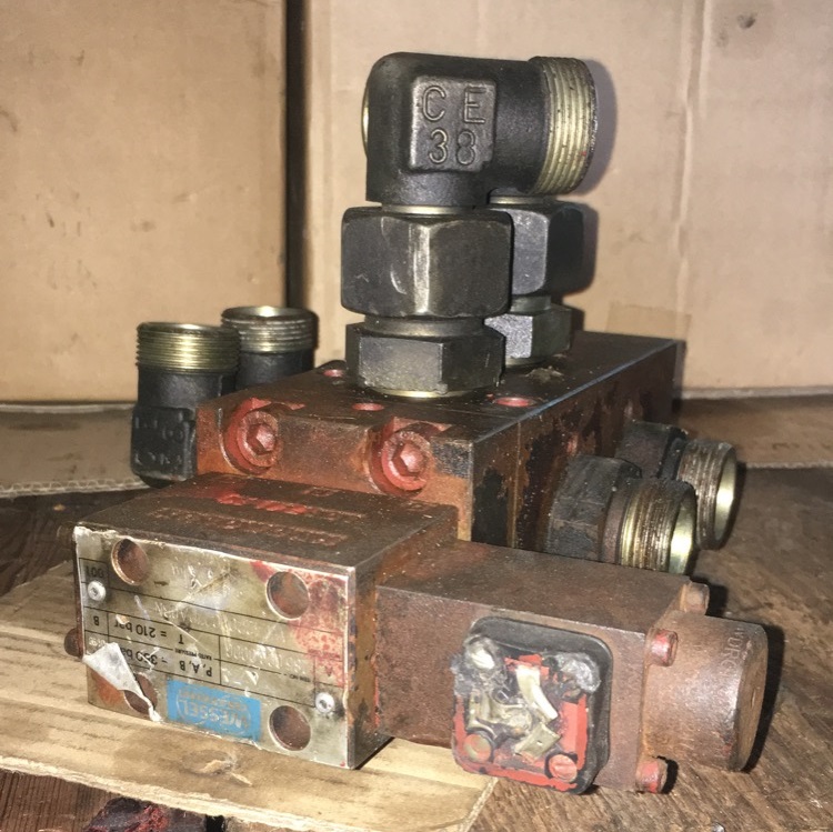 Rozdzielacz hydrauliczny Wessel Hydraulik 10.2000 / 56 // 236 332 501 9