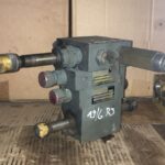 Rozdzielacz z koparki EDER M 805 – zawory sterowania