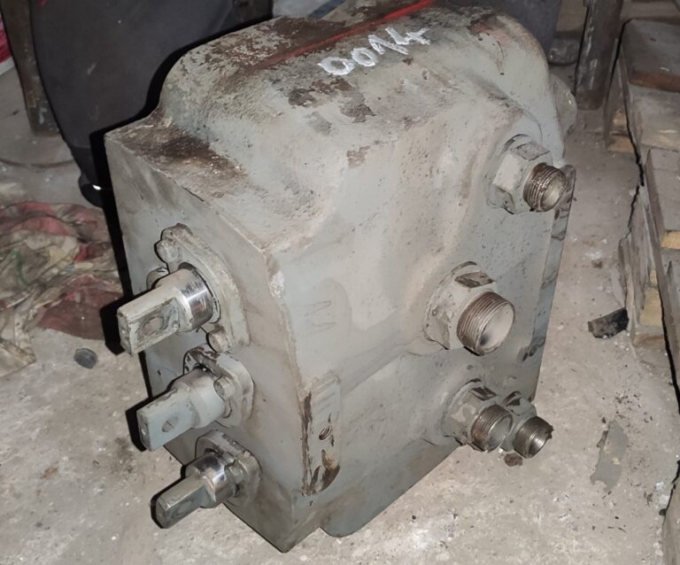 Rozdzielacz O&K 130 523 lub 150 523 O&K RH4 RH5