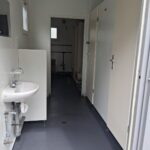 Kontener sanitarny uniwersalny socjalny pracowniczy 20′ – toalety, pisuary, umywalki, prysznice