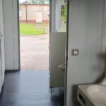 Kontener sanitarny uniwersalny socjalny pracowniczy 20′ – toalety, pisuary, umywalki, prysznice