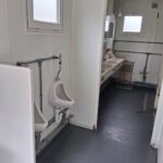 Kontener sanitarny uniwersalny socjalny pracowniczy 20′ – toalety, pisuary, umywalki, prysznice