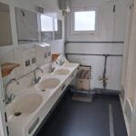 Kontener sanitarny uniwersalny socjalny pracowniczy 20′ – toalety, pisuary, umywalki, prysznice