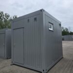 Kontener sanitarny toaletowy 3,00 m x 2,45 m (damsko-męski) – z własnym zbiornikiem na wodę o pojemności 1800 litrów wraz z pompą
