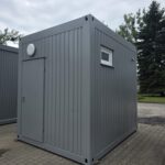 Kontener sanitarny toaletowy 3,00 m x 2,45 m (damsko-męski) – z własnym zbiornikiem na wodę o pojemności 1800 litrów wraz z pompą