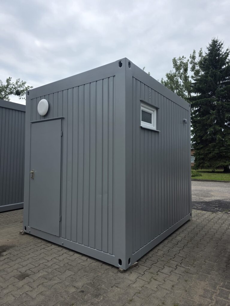 Kontener sanitarny toaletowy 3,00 m x 2,45 m (damsko-męski) – z własnym zbiornikiem na wodę o pojemności 1800 litrów wraz z pompą