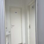 Kontener sanitarny toaletowy 3,00 m x 2,45 m (damsko-męski) – z własnym zbiornikiem na wodę o pojemności 1800 litrów wraz z pompą