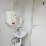 Kontener sanitarny toaletowy 3,00 m x 2,45 m (damsko-męski) – z własnym zbiornikiem na wodę o pojemności 1800 litrów wraz z pompą