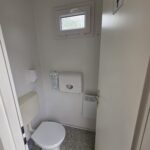Kontener sanitarny toaletowy 3,00 m x 2,45 m (damsko-męski) – z własnym zbiornikiem na wodę o pojemności 1800 litrów wraz z pompą
