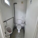 Kontener sanitarny toaletowy 3,00 m x 2,45 m (damsko-męski) – z własnym zbiornikiem na wodę o pojemności 1800 litrów wraz z pompą