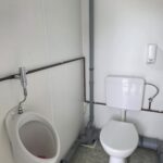 Kontener sanitarny toaletowy 3,00 m x 2,45 m (damsko-męski) – z własnym zbiornikiem na wodę o pojemności 1800 litrów wraz z pompą