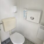 Kontener sanitarny toaletowy 3,00 m x 2,45 m (damsko-męski) – z własnym zbiornikiem na wodę o pojemności 1800 litrów wraz z pompą