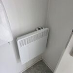 Kontener sanitarny toaletowy 3,00 m x 2,45 m (damsko-męski) – z własnym zbiornikiem na wodę o pojemności 1800 litrów wraz z pompą