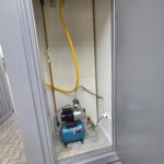 Kontener sanitarny toaletowy 3,00 m x 2,45 m (damsko-męski) – z własnym zbiornikiem na wodę o pojemności 1800 litrów wraz z pompą
