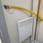 Kontener sanitarny toaletowy 3,00 m x 2,45 m (damsko-męski) – z własnym zbiornikiem na wodę o pojemności 1800 litrów wraz z pompą