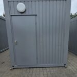Kontener sanitarny toaletowy 3,00 m x 2,45 m (damsko-męski) – z własnym zbiornikiem na wodę o pojemności 1800 litrów wraz z pompą