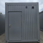 Kontener sanitarny toaletowy 3,00 m x 2,45 m (damsko-męski) – z własnym zbiornikiem na wodę o pojemności 1800 litrów wraz z pompą