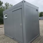 Kontener sanitarny socjalny 3,00 x 2,00 m – z własnym zbiornikiem na wodę o pojemności 1000 l wraz z pompą