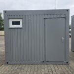 Kontener sanitarny socjalny 3,00 x 2,00 m – z własnym zbiornikiem na wodę o pojemności 1000 l wraz z pompą