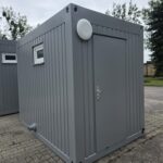 Kontener sanitarny socjalny 3,00 x 2,00 m – z własnym zbiornikiem na wodę o pojemności 1000 l wraz z pompą