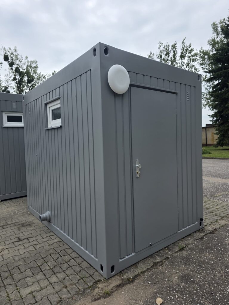 Kontener sanitarny socjalny 3,00 x 2,00 m – z własnym zbiornikiem na wodę o pojemności 1000 l wraz z pompą