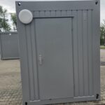 Kontener sanitarny socjalny 3,00 x 2,00 m – z własnym zbiornikiem na wodę o pojemności 1000 l wraz z pompą