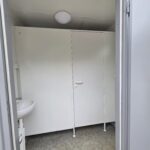 Kontener sanitarny socjalny 3,00 x 2,00 m – z własnym zbiornikiem na wodę o pojemności 1000 l wraz z pompą