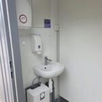 Kontener sanitarny socjalny 3,00 x 2,00 m – z własnym zbiornikiem na wodę o pojemności 1000 l wraz z pompą