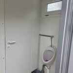 Kontener sanitarny socjalny 3,00 x 2,00 m – z własnym zbiornikiem na wodę o pojemności 1000 l wraz z pompą