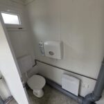 Kontener sanitarny socjalny 3,00 x 2,00 m – z własnym zbiornikiem na wodę o pojemności 1000 l wraz z pompą