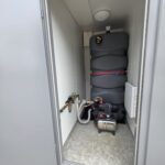 Kontener sanitarny socjalny 3,00 x 2,00 m – z własnym zbiornikiem na wodę o pojemności 1000 l wraz z pompą