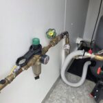 Kontener sanitarny socjalny 3,00 x 2,00 m – z własnym zbiornikiem na wodę o pojemności 1000 l wraz z pompą
