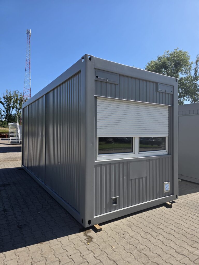(rezerwacja) Kontener biurowy 20′, Pawilon biurowy, socjalny pracowniczy – 1 duże okno, wejście na krótkiej ścianie – 6,06 m x 2,45 m